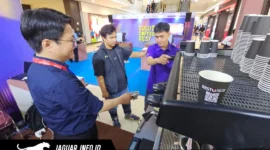 Warga antusias mencoba langsung penggunaan alat mesin kopi espresso asal Italia, La Cimbali, dalam sesi pelatihan gratis yang dihadirkan oleh Restomart dan Nayati pada kegiatan Urban Digifest 2026 di Manado Town Square, 13/08/26.