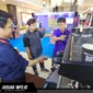Warga antusias mencoba langsung penggunaan alat mesin kopi espresso asal Italia, La Cimbali, dalam sesi pelatihan gratis yang dihadirkan oleh Restomart dan Nayati pada kegiatan Urban Digifest 2026 di Manado Town Square, 13/08/26.