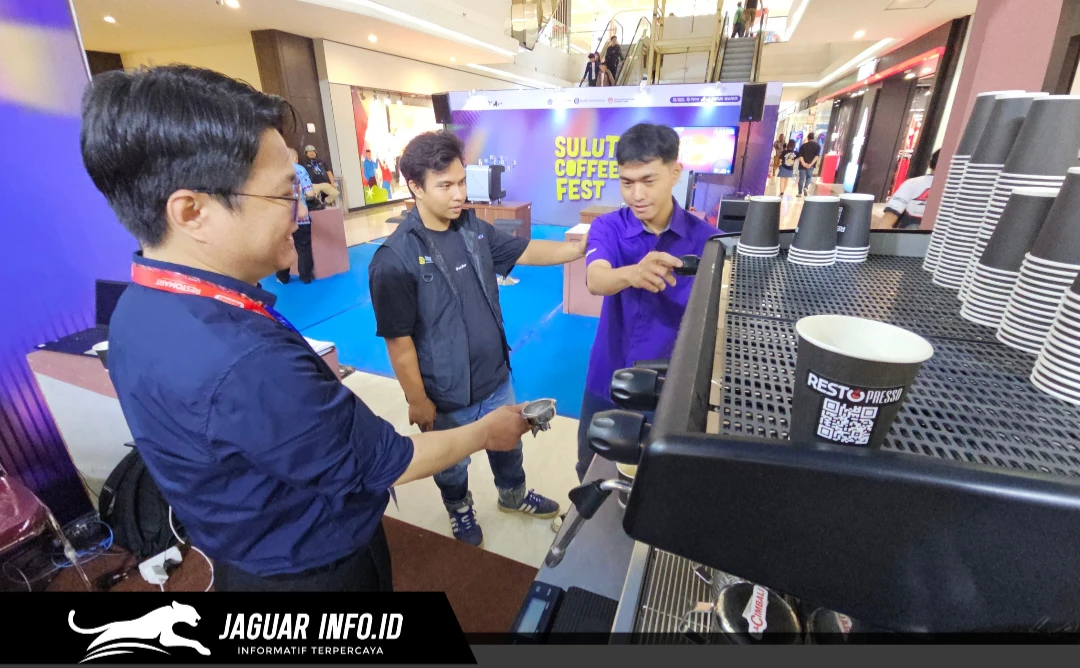 Warga antusias mencoba langsung penggunaan alat mesin kopi espresso asal Italia, La Cimbali, dalam sesi pelatihan gratis yang dihadirkan oleh Restomart dan Nayati pada kegiatan Urban Digifest 2026 di Manado Town Square, 13/08/26.