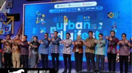 Momen kebersamaan jajaran pimpinan Bank Indonesia, perwakilan Pemerintah Provinsi Sulawesi Utara, Forkopimda, beserta seluruh tamu undangan VIP saat melakukan sesi foto bersama di panggung utama sebagai simbol sinergi dan kolaborasi dalam memajukan ekonomi kreatif pada Puncak Acara Urban Digifest X Sulut Coffee Fest 2026 yang digelar di Manado Town Square, 15/08/26.