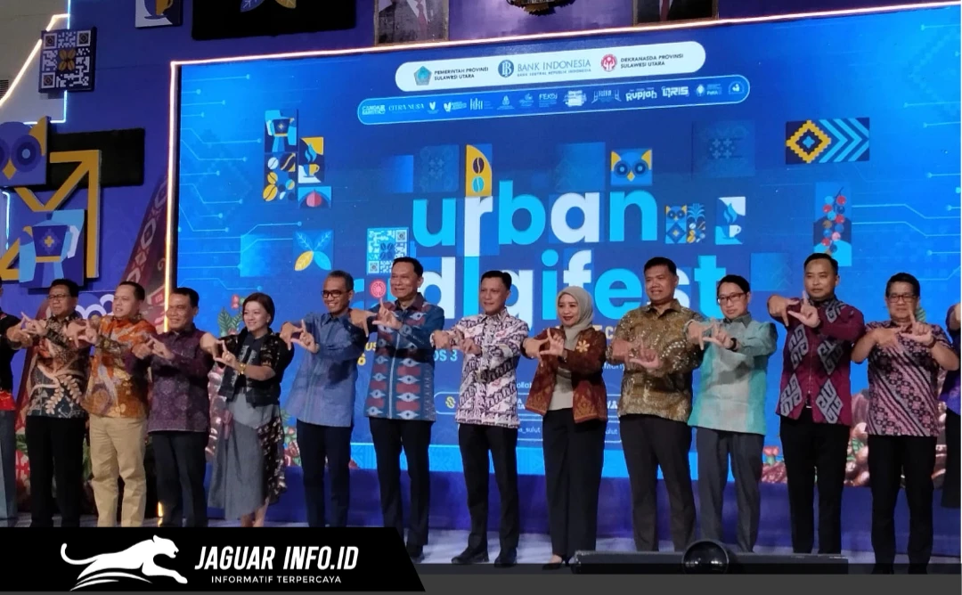 Momen kebersamaan jajaran pimpinan Bank Indonesia, perwakilan Pemerintah Provinsi Sulawesi Utara, Forkopimda, beserta seluruh tamu undangan VIP saat melakukan sesi foto bersama di panggung utama sebagai simbol sinergi dan kolaborasi dalam memajukan ekonomi kreatif pada Puncak Acara Urban Digifest X Sulut Coffee Fest 2026 yang digelar di Manado Town Square, 15/08/26.