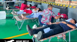 Karyawan PT Daya Adicipta Wisesa (DAW) mendonorkan darahnya dalam aksi kemanusiaan bersama PMI Kabupaten Minahasa Utara di Manado, Jumat (14/08/26).