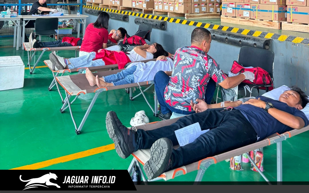 Karyawan PT Daya Adicipta Wisesa (DAW) mendonorkan darahnya dalam aksi kemanusiaan bersama PMI Kabupaten Minahasa Utara di Manado, Jumat (14/08/26).