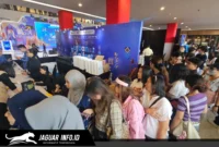 Antusiasme warga yang rela mengantre panjang untuk melakukan registrasi dan memindai QRIS senilai 81 rupiah demi mendapatkan suvenir menarik di ajang Urban Digifest X Sulut Coffee Fest 2026.