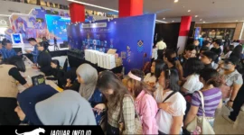 Antusiasme warga yang rela mengantre panjang untuk melakukan registrasi dan memindai QRIS senilai 81 rupiah demi mendapatkan suvenir menarik di ajang Urban Digifest X Sulut Coffee Fest 2026.