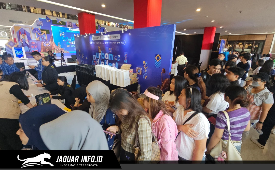Antusiasme warga yang rela mengantre panjang untuk melakukan registrasi dan memindai QRIS senilai 81 rupiah demi mendapatkan suvenir menarik di ajang Urban Digifest X Sulut Coffee Fest 2026.