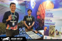 Marine Program Coordinator Tony Imanuel bersama rekannya saat menjaga stan Manengkel Solidaritas dalam pameran Urban Digifest 2026 di Manado Town Square.