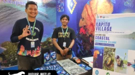 Marine Program Coordinator Tony Imanuel bersama rekannya saat menjaga stan Manengkel Solidaritas dalam pameran Urban Digifest 2026 di Manado Town Square.