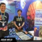 Marine Program Coordinator Tony Imanuel bersama rekannya saat menjaga stan Manengkel Solidaritas dalam pameran Urban Digifest 2026 di Manado Town Square.