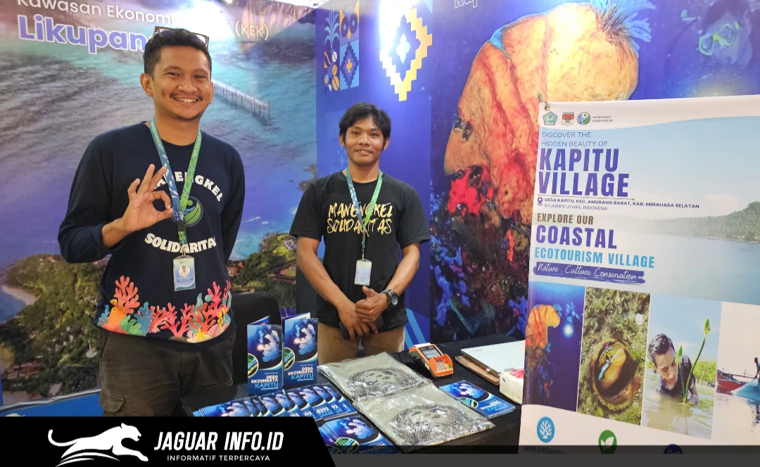 Marine Program Coordinator Tony Imanuel bersama rekannya saat menjaga stan Manengkel Solidaritas dalam pameran Urban Digifest 2026 di Manado Town Square.