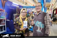 Suasana kunjungan Radityo Ari Purwoko saat meninjau dan berinteraksi langsung dengan pelaku UMKM di area festival pameran.