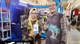 Suasana kunjungan Radityo Ari Purwoko saat meninjau dan berinteraksi langsung dengan pelaku UMKM di area festival pameran.