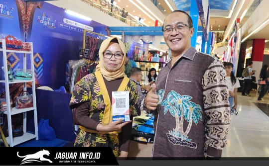 Suasana kunjungan Radityo Ari Purwoko saat meninjau dan berinteraksi langsung dengan pelaku UMKM di area festival pameran.