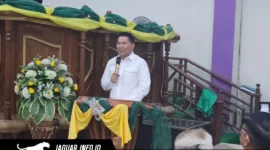 Kapolda Sulut Irjen Pol DR. Roycke Langie SIK M.H. saat memberikan sambutan mengenai makna kemerdekaan iman dan pentingnya menjaga keamanan lingkungan di hadapan jemaat GMIM Yarden Singkil, Manado, Minggu (16/08/2026).