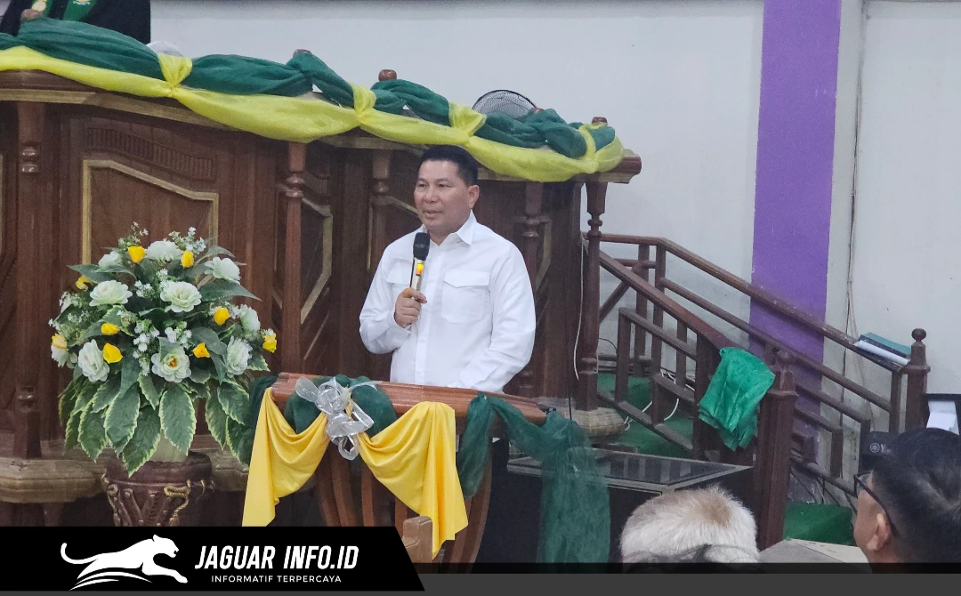 Kapolda Sulut Irjen Pol DR. Roycke Langie SIK M.H. saat memberikan sambutan mengenai makna kemerdekaan iman dan pentingnya menjaga keamanan lingkungan di hadapan jemaat GMIM Yarden Singkil, Manado, Minggu (16/08/2026).
