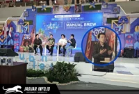 Barista profesional Ryan Wibawa saat menjawab pertanyaan audiens seputar peran penting seorang barista sebagai pembawa pesan (storyteller) dalam rantai industri kopi pada Talk Show "Manual Brew" di ajang Urban Digifest 2026 yang digelar oleh KPw BI Sulut di Manado Town Square 3, Minggu (16/8/2026).