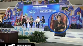 Barista profesional Ryan Wibawa saat menjawab pertanyaan audiens seputar peran penting seorang barista sebagai pembawa pesan (storyteller) dalam rantai industri kopi pada Talk Show 