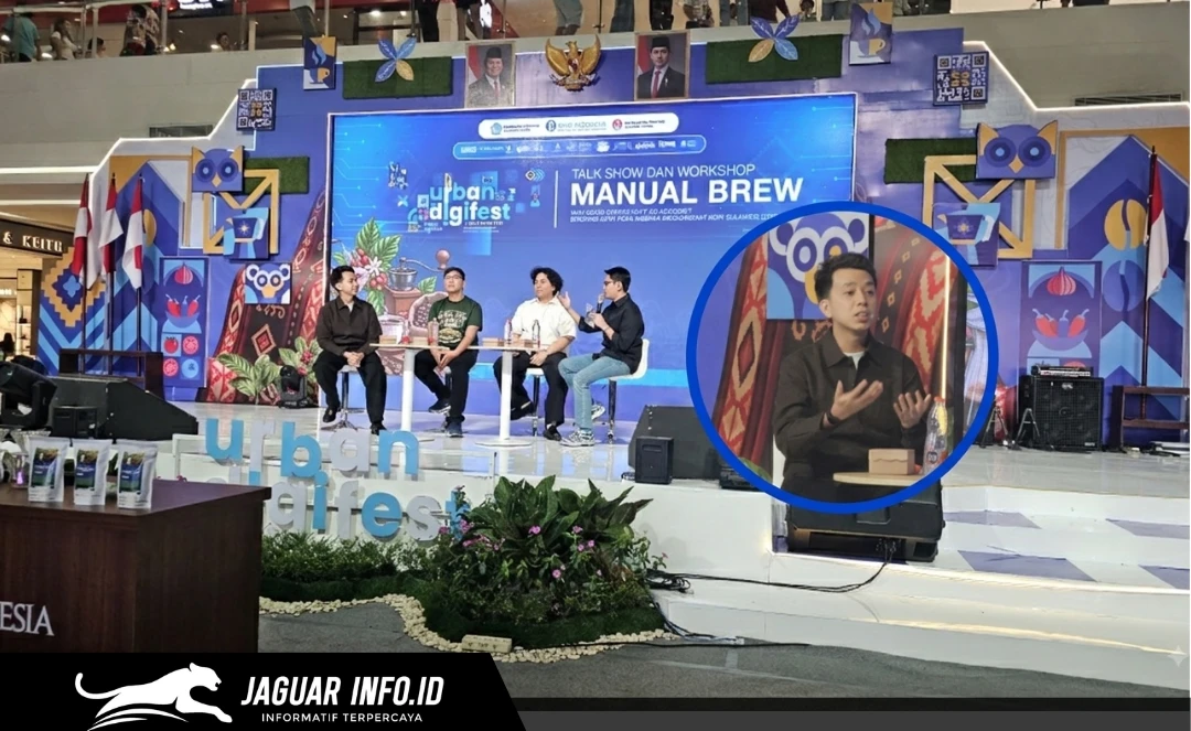 Barista profesional Ryan Wibawa saat menjawab pertanyaan audiens seputar peran penting seorang barista sebagai pembawa pesan (storyteller) dalam rantai industri kopi pada Talk Show 