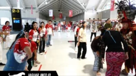 Penumpang antusias berpartisipasi dalam lomba khas 17 Agustus dan menikmati pertunjukan musik Kolintang dalam rangka perayaan HUT ke-81 RI di terminal keberangkatan Bandara Sam Ratulangi Manado. 