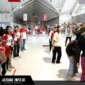 Penumpang antusias berpartisipasi dalam lomba khas 17 Agustus dan menikmati pertunjukan musik Kolintang dalam rangka perayaan HUT ke-81 RI di terminal keberangkatan Bandara Sam Ratulangi Manado. 