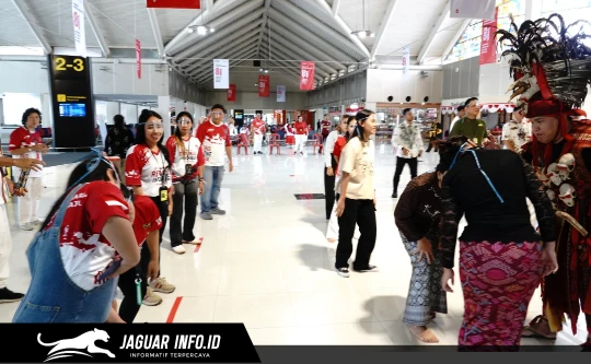 Penumpang antusias berpartisipasi dalam lomba khas 17 Agustus dan menikmati pertunjukan musik Kolintang dalam rangka perayaan HUT ke-81 RI di terminal keberangkatan Bandara Sam Ratulangi Manado. 