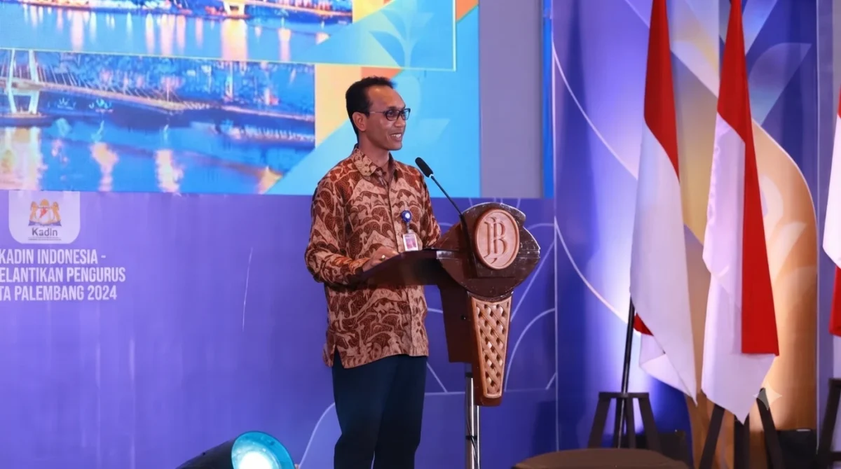 Kepala KPw BI Sulawesi Utara, Joko Supratikto, menyampaikan sambutan sekaligus pemaparan terkait pertumbuhan ekonomi daerah dalam acara Bincang Ekonomi di Ballroom Hotel Fourpoints Manado, 16/08/26.