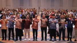 Wakil Bupati Bolsel Deddy Abdul Hamid berfoto bersama jajaran KPw BI Sulut, narasumber, serta para bupati dan wali kota di Ballroom Hotel Fourpoints Manado.