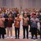 Wakil Bupati Bolsel Deddy Abdul Hamid berfoto bersama jajaran KPw BI Sulut, narasumber, serta para bupati dan wali kota di Ballroom Hotel Fourpoints Manado.
