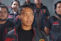 Kanit 2 Tim URC Ditreskrimum Polda Sulut, Iptu Andros Hinur, saat memberikan keterangan kepada awak media terkait pengungkapan kasus pengiriman ganja di Mapolda Sulut