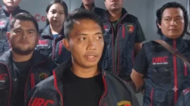 Kanit 2 Tim URC Ditreskrimum Polda Sulut, Iptu Andros Hinur, saat memberikan keterangan kepada awak media terkait pengungkapan kasus pengiriman ganja di Mapolda Sulut