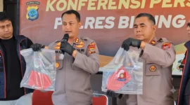 Kapolres Bitung AKBP Arie Sulistyo Nugroho bersama jajaran memperlihatkan barang bukti kendaraan kepada awak media saat konferensi pers di Mapolres Bitung, 19/09/26.