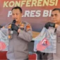 Kapolres Bitung AKBP Arie Sulistyo Nugroho bersama jajaran memperlihatkan barang bukti kendaraan kepada awak media saat konferensi pers di Mapolres Bitung, 19/09/26.