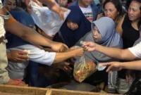 Ratusan warga antusias berdempetan demi mendapatkan cabai rawit murah di Pasar Bersehati, Kota Manado, pada 21/09/26.