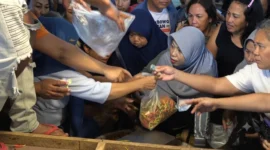 Ratusan warga antusias berdempetan demi mendapatkan cabai rawit murah di Pasar Bersehati, Kota Manado, pada 21/09/26.