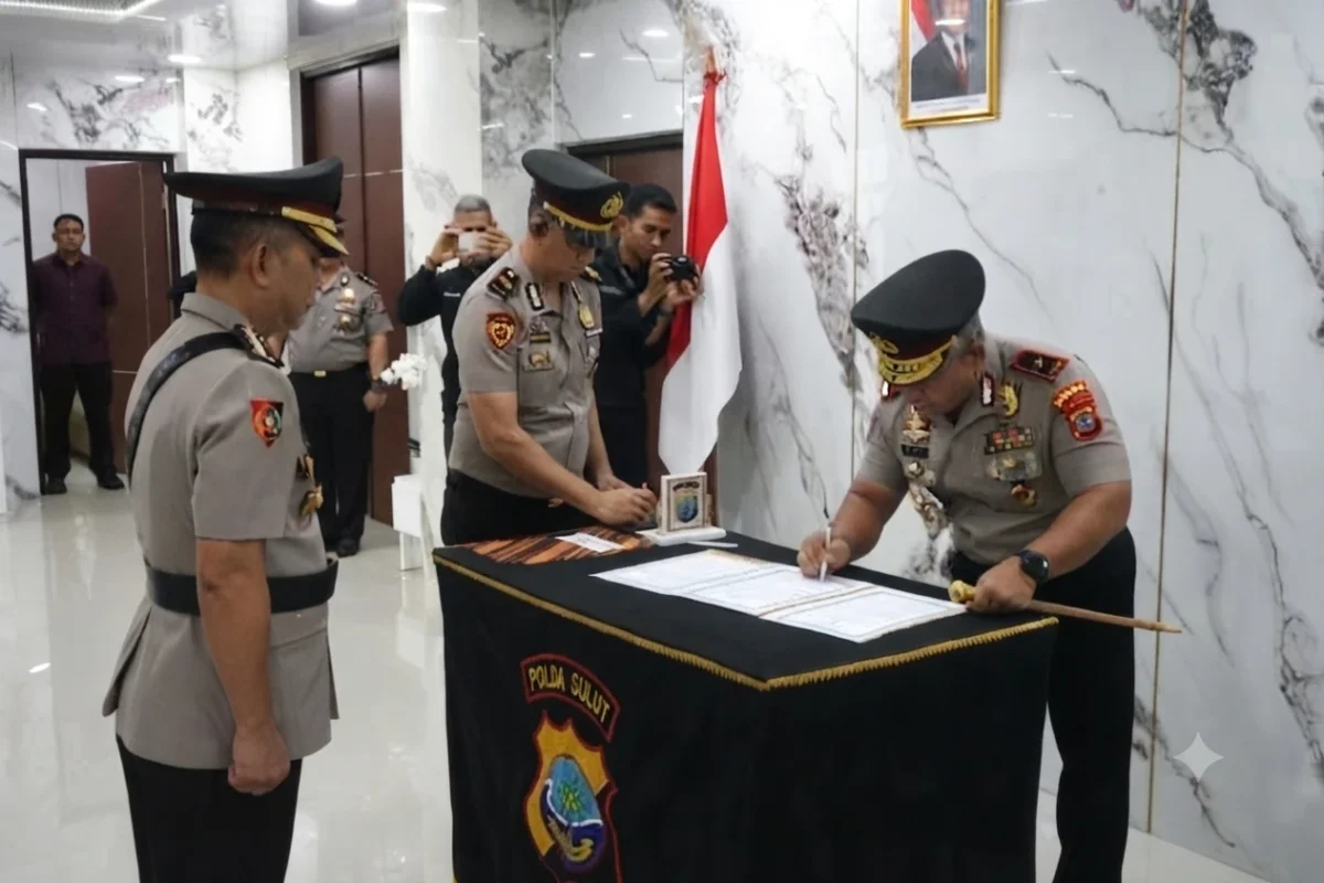 Kapolda Sulut Brigjen Pol Yudo Hermanto saat memimpin upacara serah terima jabatan di Manado, Senin (21/09/26).