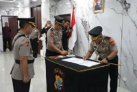 Kapolda Sulut Brigjen Pol Yudo Hermanto saat memimpin upacara serah terima jabatan di Manado, Senin (21/09/26).