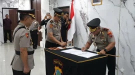 Kapolda Sulut Brigjen Pol Yudo Hermanto saat memimpin upacara serah terima jabatan di Manado, Senin (21/09/26).