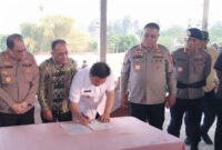 Suasana pertemuan mediasi dan penandatanganan kesepakatan damai di Balai Desa Dumoga Tengah, 24/09/26.