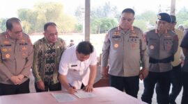 Suasana pertemuan mediasi dan penandatanganan kesepakatan damai di Balai Desa Dumoga Tengah, 24/09/26.