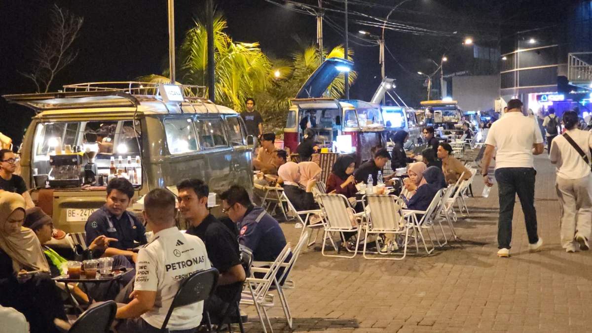 Suasana keramaian pengunjung yang memadati Kawasan Sun Bae di Kawasan Megamas Manado pada sore menjelang malam hari, Kamis (24/9/2026). Penerapan ekosistem pembayaran non-tunai di kawasan ini menjadi motor baru penggerak ekonomi kreatif daerah. (Foto: Aldy Pascoal / Jaguarinfo.id)