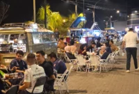 Suasana keramaian pengunjung yang memadati Kawasan Sun Bae di Kawasan Megamas Manado pada sore menjelang malam hari, Kamis (24/9/2026). Penerapan ekosistem pembayaran non-tunai di kawasan ini menjadi motor baru penggerak ekonomi kreatif daerah. (Foto: Aldy Pascoal / Jaguarinfo.id)