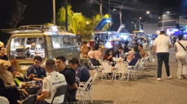 Suasana keramaian pengunjung yang memadati Kawasan Sun Bae di Kawasan Megamas Manado pada sore menjelang malam hari, Kamis (24/9/2026). Penerapan ekosistem pembayaran non-tunai di kawasan ini menjadi motor baru penggerak ekonomi kreatif daerah. (Foto: Aldy Pascoal / Jaguarinfo.id)