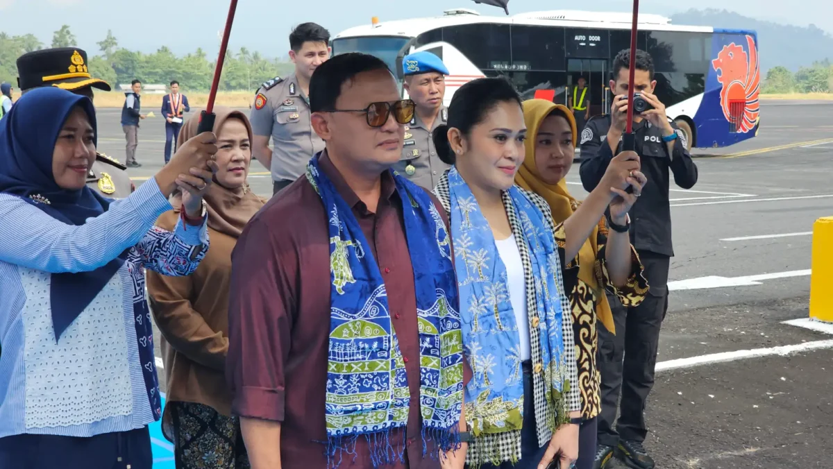 Wakapolda Sulawesi Utara Brigjen Pol Susetio Cahyadi bersama Wakil Ketua Bhayangkari Daerah Sulut Ny. Natalia Susetio Cahyadi tiba di VIP Bandara Internasional Sam Ratulangi Manado