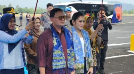 Wakapolda Sulawesi Utara Brigjen Pol Susetio Cahyadi bersama Wakil Ketua Bhayangkari Daerah Sulut Ny. Natalia Susetio Cahyadi tiba di VIP Bandara Internasional Sam Ratulangi Manado