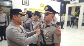 Kapolresta Manado Kombes Pol Irham Halid saat menyematkan tanda jabatan pada Ipda Desnal Christian sebagai Kapolsek Wori.