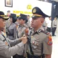 Kapolresta Manado Kombes Pol Irham Halid saat menyematkan tanda jabatan pada Ipda Desnal Christian sebagai Kapolsek Wori.