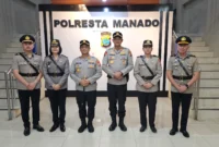 Kapolresta Manado Kombes Pol Irham Halid bersama Wakapolresta serta para pejabat yang diserahterimakan berfoto bersama usai upacara sertijab.