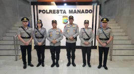 Kapolresta Manado Kombes Pol Irham Halid bersama Wakapolresta serta para pejabat yang diserahterimakan berfoto bersama usai upacara sertijab.
