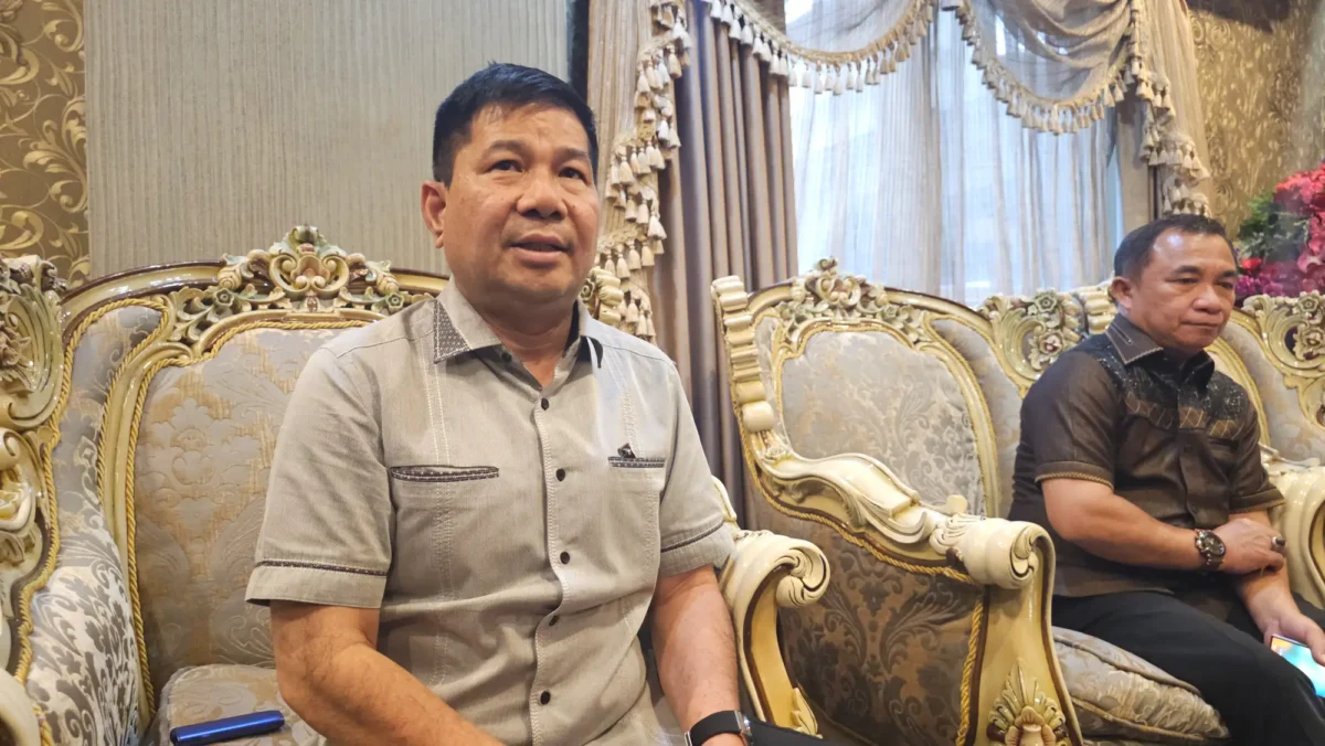 Ketua Panitia Pelaksana Recky Langie memberikan keterangan pers serta wawancara bersama media mengenai kesiapan penuh pelaksanaan sidang sinode istimewa.