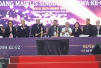 Tampak saat Ketua BPMS GMIM, Pdt. Adolf Wenas, didampingi oleh Ketua Panitia SMSI ke-82, Recky Langie, memukul tetengkoren sebagai simbolis resmi ditutupnya rangkaian Sidang Majelis Sinode Istimewa (SMSI) ke-82 GMIM Tahun 2026.